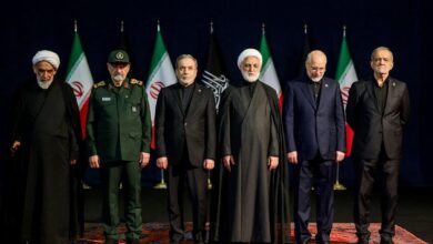 هتافات ضد بزشكيان وعراقجي في تشييع خامنئي تثير تساؤلات حول تصاعد الانقسام داخل السلطة الإيرانية